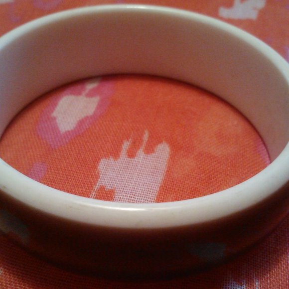 vintage Lucite Bangle bracelet. Ships free - Picture 2 of 3